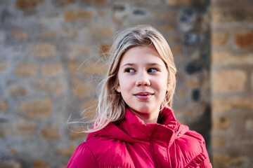 Lueur d'Automne, jeune photographe, une jeune fille de 10 ans aux cheveux blonds, baignés par la...