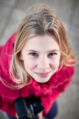 Lueur d'Automne, jeune photographe, une jeune fille de 10 ans aux cheveux blonds, baign&eacute;s par la lumi&egrave;re automnale