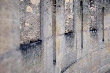 Sentinelles d'Histoire, mur d'enceinte d'une fortification, créneaux et meurtrières