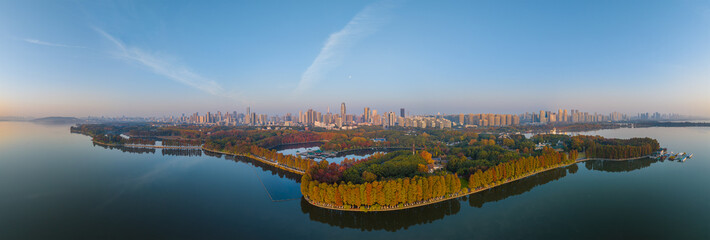 Obraz premium Late autumn scenery of Wuhan East Lake Scenic Area