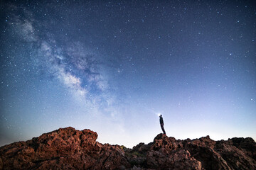 Hombre contemplando la via láctea en el volcán del Teide en Tenerife  © tarjalopez