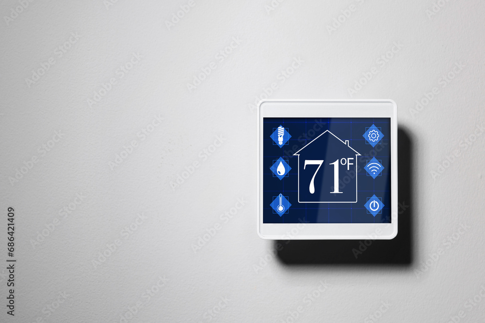 Aufkleber thermostat displaying temperature in fahrenheit scale and different icons. smart home device on whit