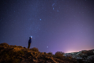 Persona mirando al cielo estrellado de tenerife en las islas canarias © tarjalopez
