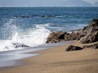 Fototapeta na wymiar 恋路ヶ浜(愛知県田原市内)の波打ち際と白波。 