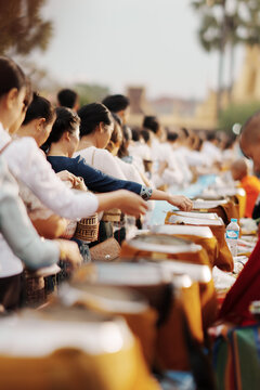 Kith and kin offer food to Phra That Luang Festival, Vientiane