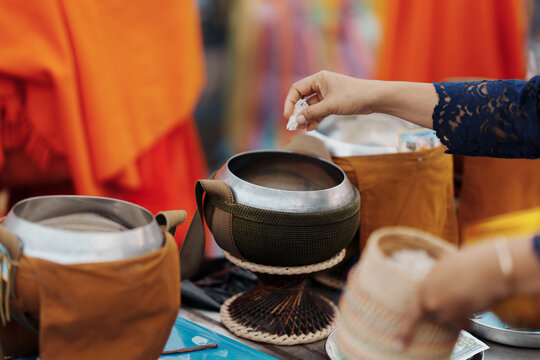 Kith and kin offer food to Phra That Luang Festival, Vientiane
