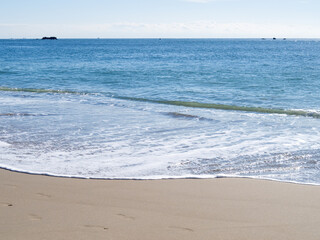 恋路ヶ浜の波打ち際。愛知県田原市内。
