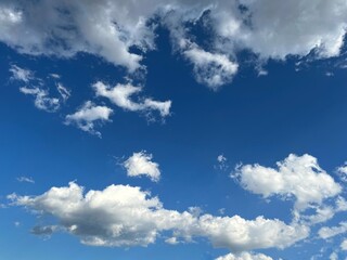Naklejka na ściany i meble 青空と白い雲、冬の空と雲、秋の空と白い雲、千切れ雲と青い空