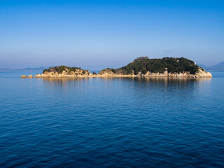 稲毛島(香川県高松市庵治町)と瀬戸内海の風景。
