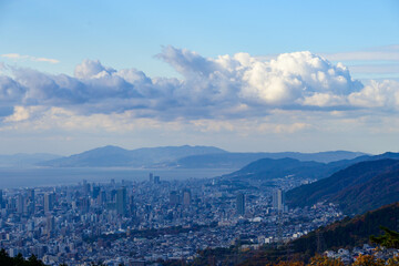 Fototapeta premium 六甲山の登山道から神戸市街地をのぞむ。海の向こうには淡路島が見える。