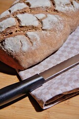 Krustenbrot mit Messer