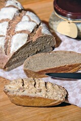 Krustenbrot mit Griebenschmalz