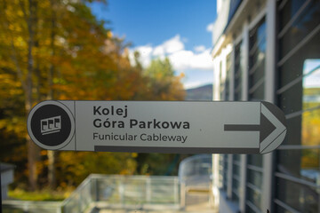 Na Górze Parkowej w Krynicy-Zdroju jesienią. Znak na kolej na Górze Parkowej.