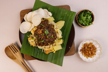 Tahu Tek is an Indonesian Street Food From Surabaya, East Java. Made From Tofu, Eggs, Bean Sprouts, Rice Cake, Potatoes, and Peanut Sauce Mixed with Petis (shrimp Sauce).
