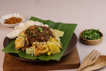 Tahu Tek is an Indonesian Street Food From Surabaya, East Java. Made From Tofu, Eggs, Bean Sprouts, Rice Cake, Potatoes, and Peanut Sauce Mixed with Petis (shrimp Sauce).