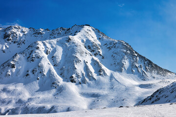 冠雪の北アルプスの立山連峰主峰雄山,