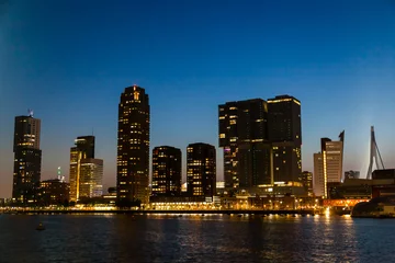 Papier Peint photo Pont Érasme Bay of the night city of Rotterdam in the Netherlands with high-rise buildings.