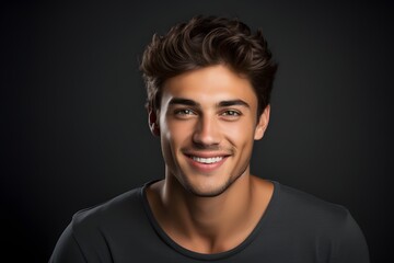 Obraz premium Young man with beautiful smile on grey background
