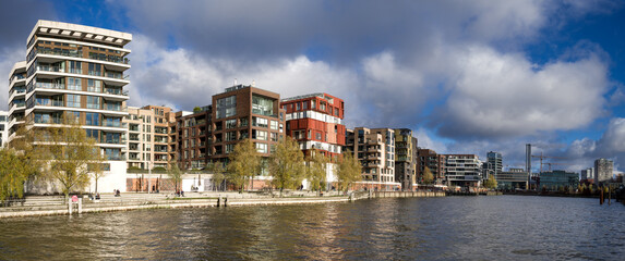 Ufer Grasbrookhafen Hamburg sonnig
