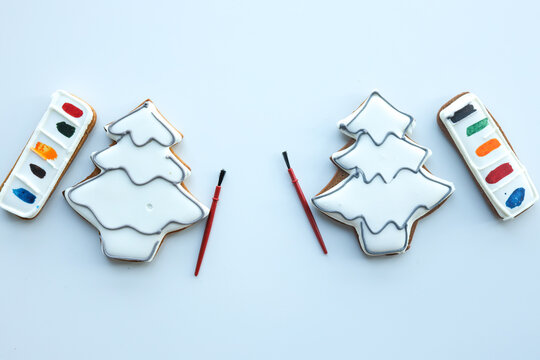 Gingerbread in the shape of a Christmas tree for coloring yourself, an idea for creativity with children