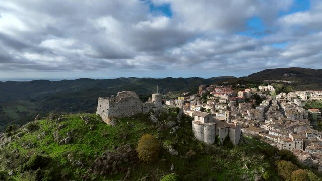 La rocca Frangipane di Tolfa, Lazio, Italia.
Ripresa aerea con drone della Rocca situata in cima alla collina del borgo medievale di Tolfa.