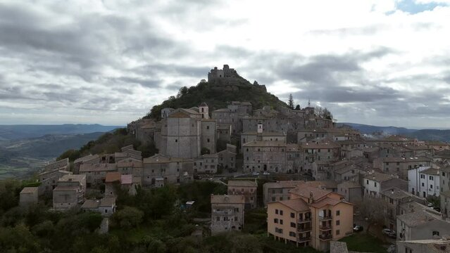 La rocca Frangipane di Tolfa, Lazio, Italia.
Ripresa aerea con drone della Rocca situata in cima alla collina del borgo medievale di Tolfa.