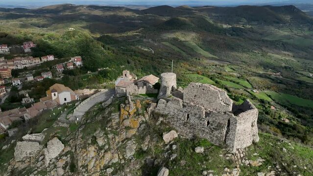 La rocca Frangipane di Tolfa, Lazio, Italia.
Ripresa aerea con drone della Rocca situata in cima alla collina del borgo medievale di Tolfa.