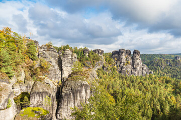 Blick auf Felsen und Bäume in der Sächsische Schweiz