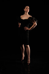 Obraz na płótnie Canvas brunette woman posing in black studio