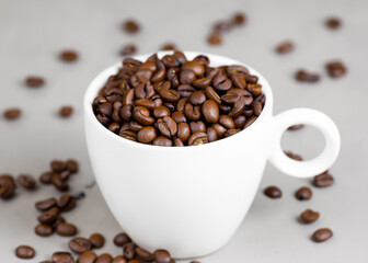 Obraz premium cup of coffee on wooden table with coffee beans