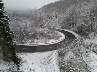 Stra&szlig;e im Schnee im Sauerland