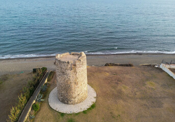 vista aérea de la playa de linda vista junto a la torre de las bóvedas en el municipio de...