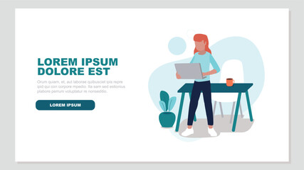 Ein Mann steht vor seinem Schreibtisch mit einem Laptop - Business-Konzept