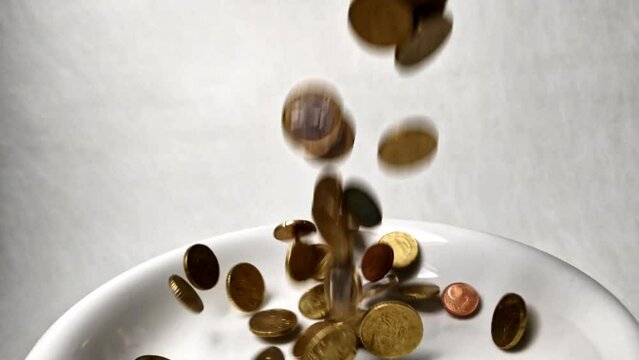 viele Euro Geldm&uuml;nzen, Bargeld, Kleingeld, Lohn, Gehalt, Miete, Nebenkosten, Steuern, Reichtum, Ersparnis, Kaufkraft, Taschengeld, Zahlung, Finanzierung, Kredit, Schulden, Abrechnung