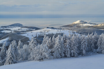 Eine Panorama von einer wunderschönen Winterlandschaft in den Bergen.
