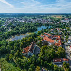 Bad Waldsee - Moorheilbad und Kneippkurort im Landkreis Ravensburg, Blick &uuml;ber das Schloss zum Schlosssee
