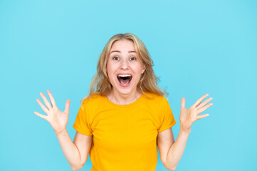 Surprised young woman feeling excited and expressing emotion of joy - obrazy, fototapety, plakaty