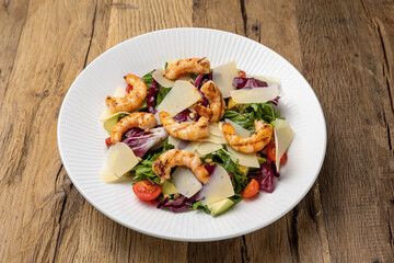 Delicious salad with shrimp, parmesan and cherry tomatoes