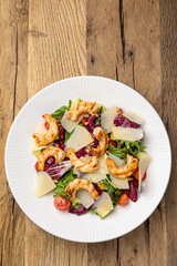 Delicious salad with shrimp, parmesan and cherry tomatoes
