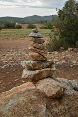 Piedras apiladas en la montaña