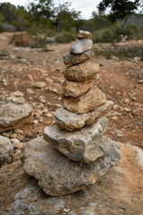 Piedras apiladas en la montaña