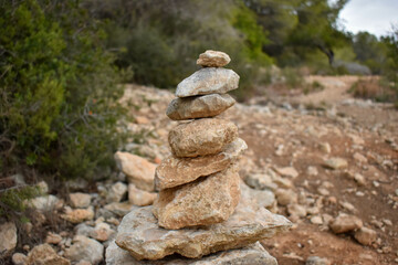 Piedras apiladas en la montaña