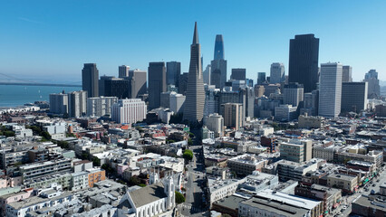 Obraz premium Traffic Avenue At San Francisco In California United States. Downtown City Skyline. Transportation Scenery. Traffic Avenue At San Francisco In California United States. 