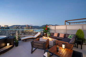 Fototapeta premium Beautiful Luxury Patio with a fireplace and a city view