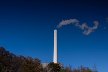 공장 굴뚝과 연기
