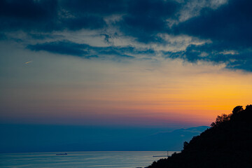 Fototapeta premium Sonnenuntergang an der Küste in Genua