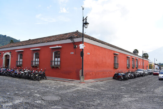 Casa de esquina en la calle oriente. Antigua Guatemala.