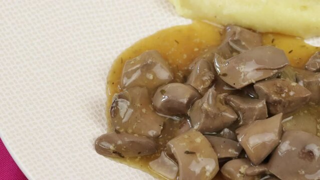 rognons de porc cuisin&eacute;s, en gros plan, accompagn&eacute; de pur&eacute;e	