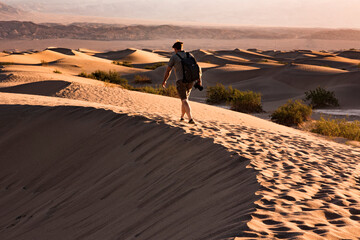 USA, Californien, Death Valley, Death Valley National Park, Mesquite Flat Sand Dunes, man walking...