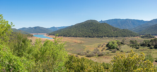 Fototapeta na wymiar View of the reservoir of El Tranco from the viewpoint of the bujaraiza castle in the Parque Natural de la Sierra de Cazorla, Jaen, Spain